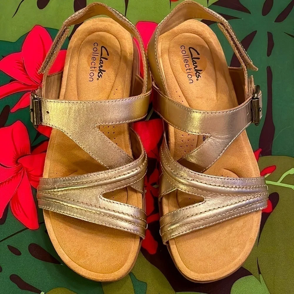 Brand New Clarks Genuine Leather Rose Gold Adjustable Brynn Step Sandals